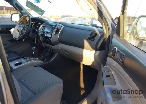 2014 Toyota Tacoma Base V6 z USA, uszkodzony, nr VIN 3TMLU4EN1EM144853